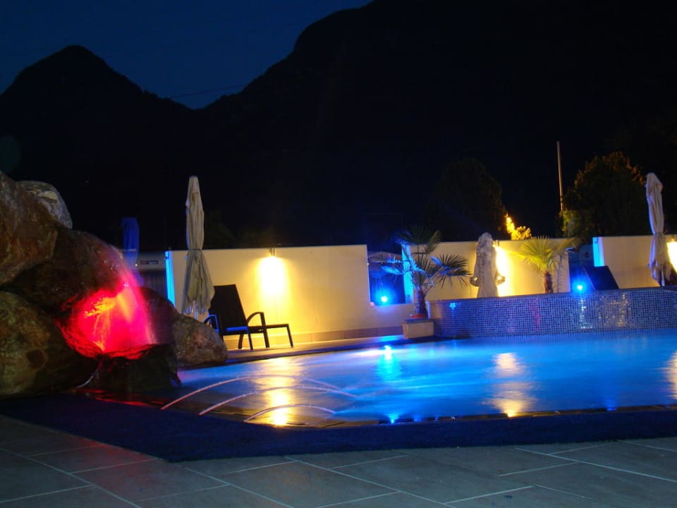 Pool bei Nacht Schlosshof Charme Style Hotel Resort