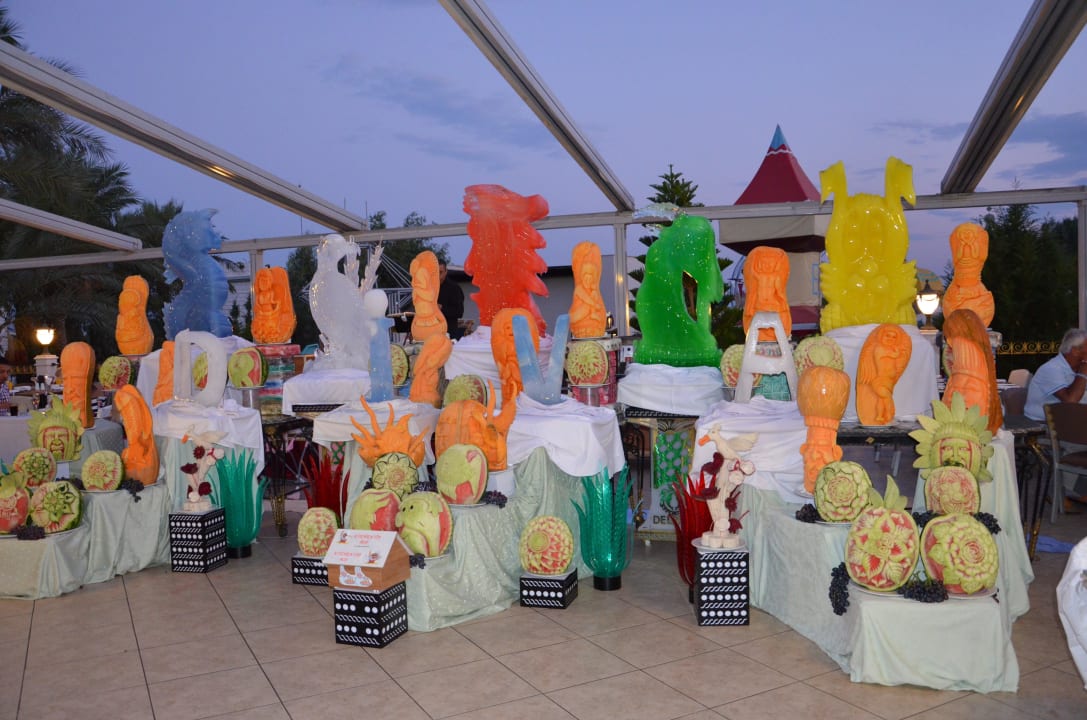 Geschnitze Deko Hotel Delphin Diva