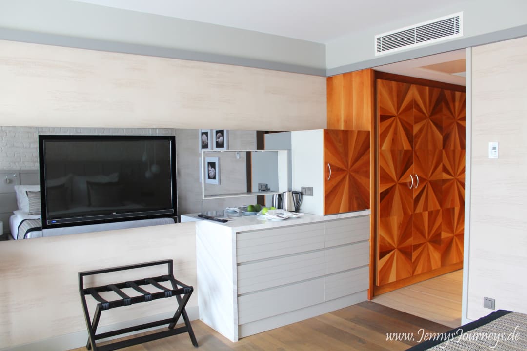 Zimmer Acanthus Cennet Barut Collection