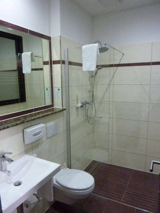 Bad mit Regendusche Hotel Atlas Halle