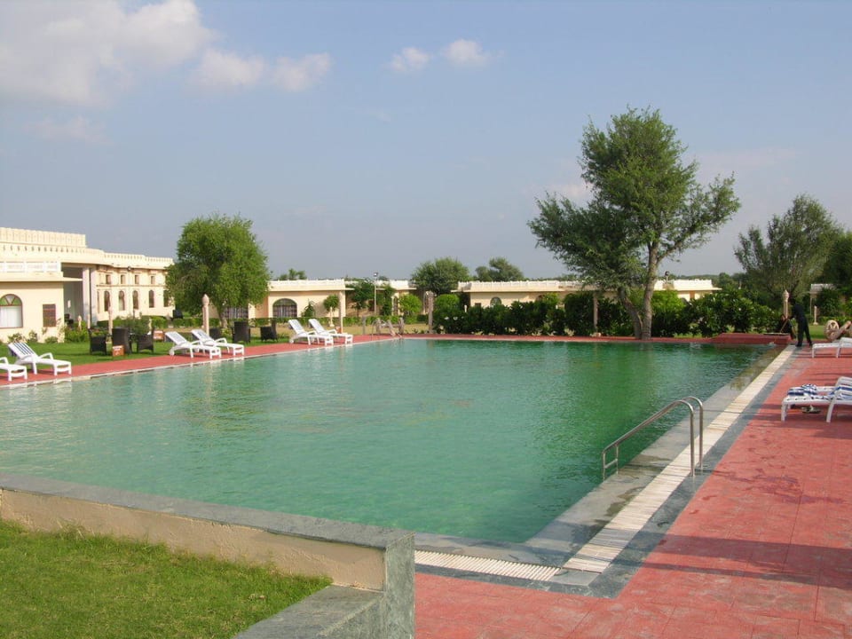 Der "warme" große Pool Hotel Sara Vilas