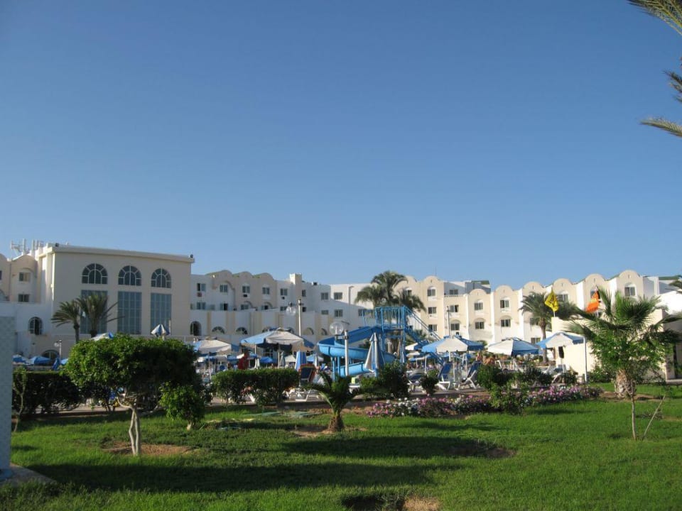 Blick von der Gartenanlage zum Hotel Djerba Castille