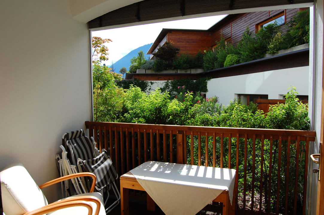 Balkon mit Blick in den Garten Hotel Ansitz Plantiz