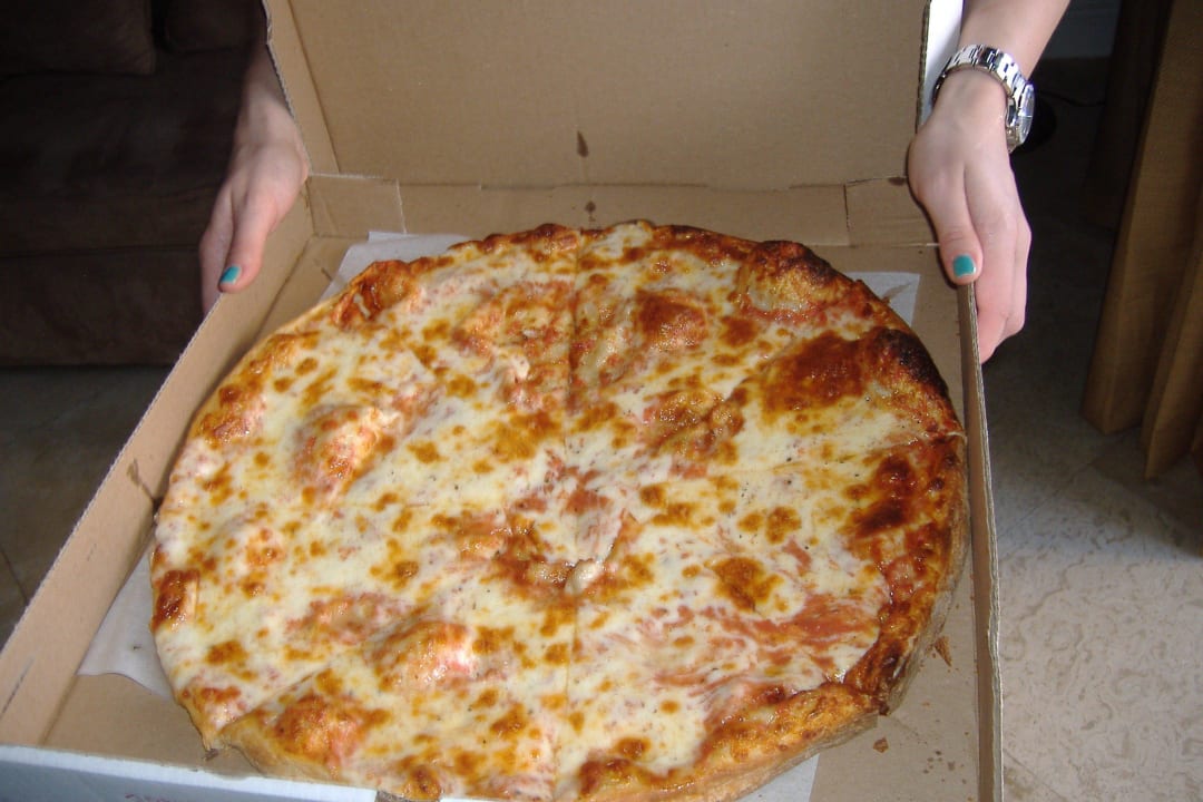 "Pizza von hotelinterner P..." Ramada Plaza Marco Polo Beach Resort