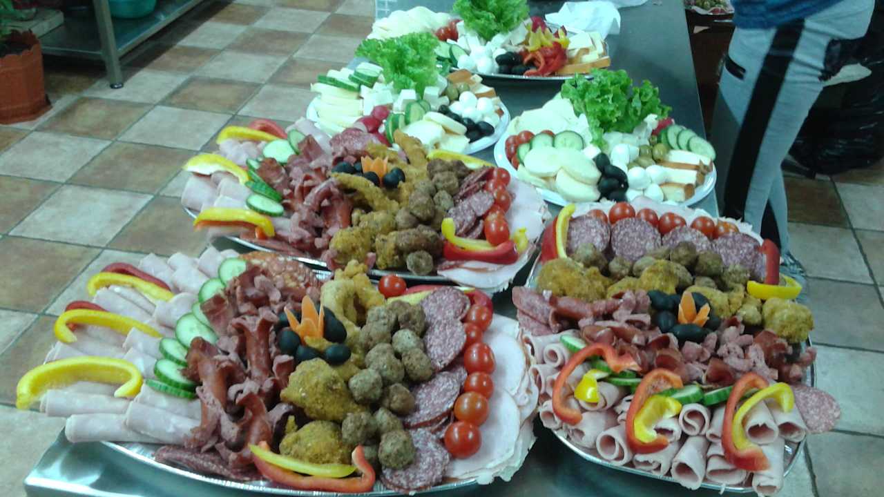 Excuisit cusine. Hotel Hanul Curtea Veche