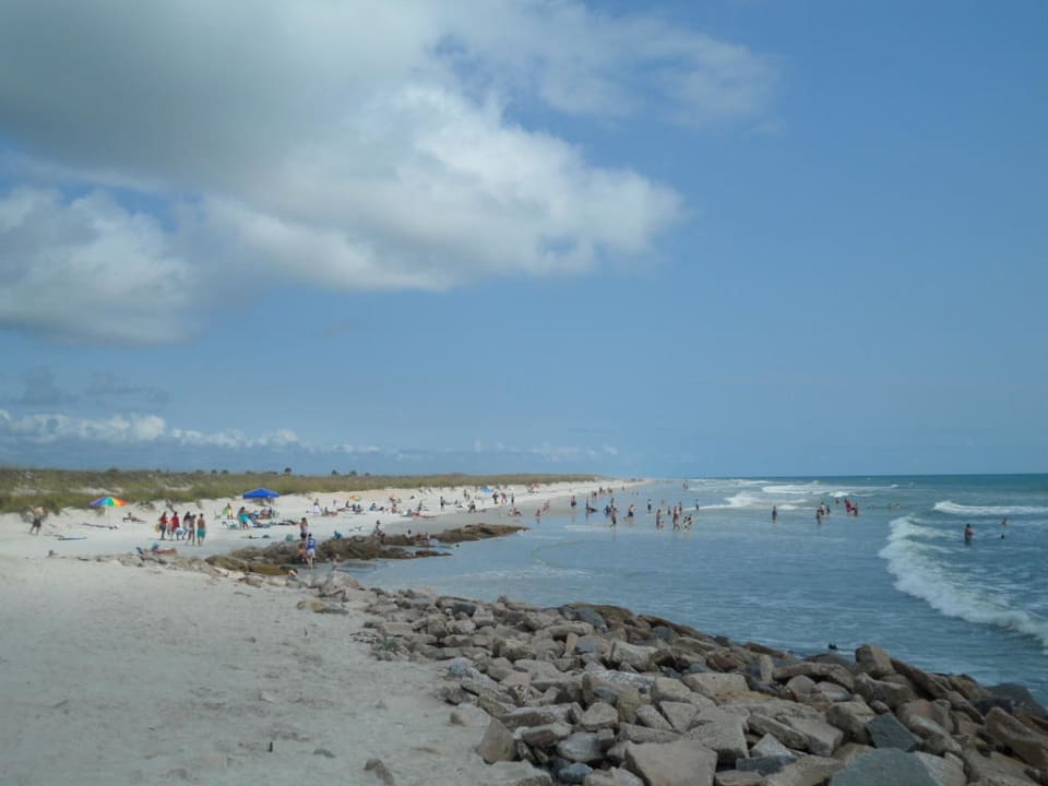Strand neben dem Hotel Embassy Suites St Augustine Beach Oceanfront Resort