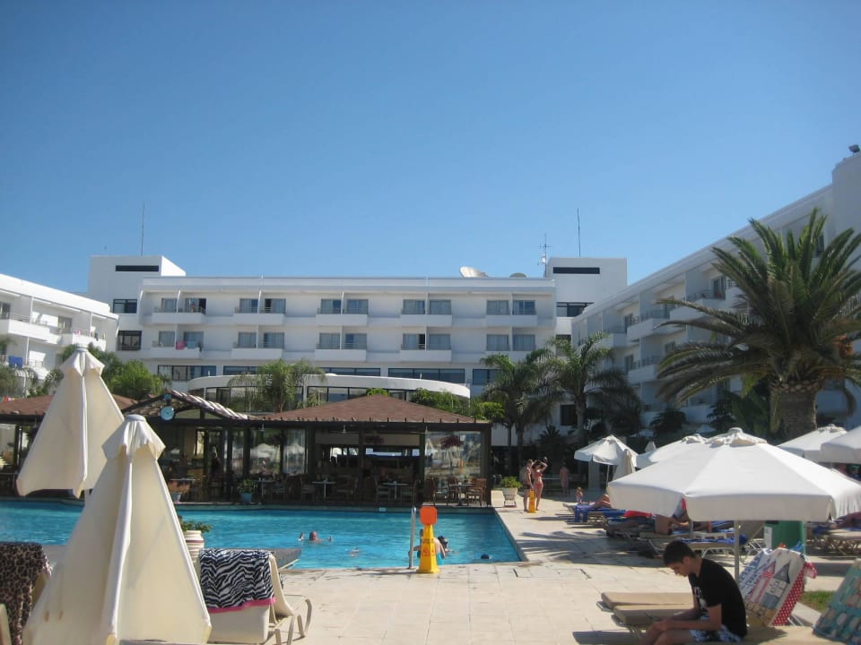 Aussenbereich am Pool Louis Ledra Beach