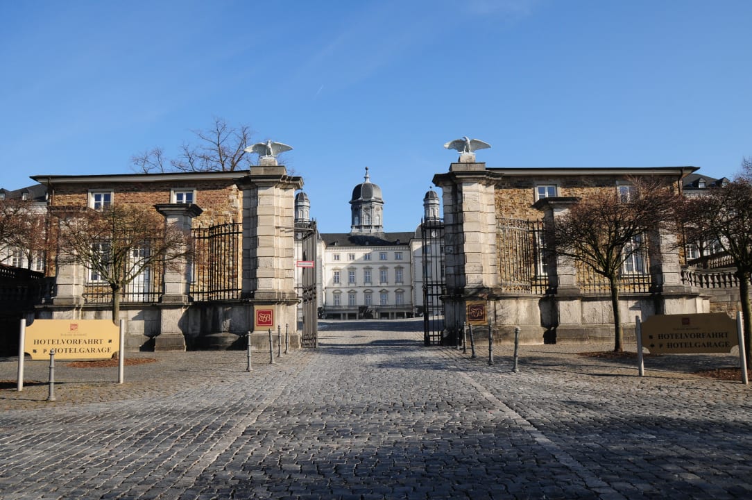 Eingang zum Schlossinnenhof Althoff Grandhotel Schloss Bensberg
