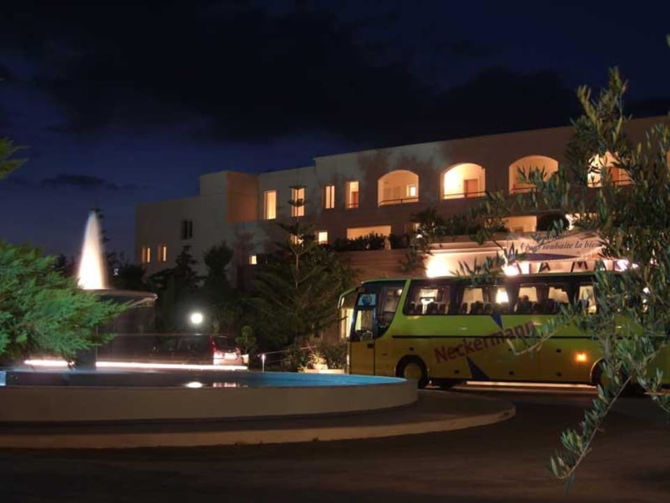 Haupteingang mit Neckermannbus Iberostar Selection Creta Marine