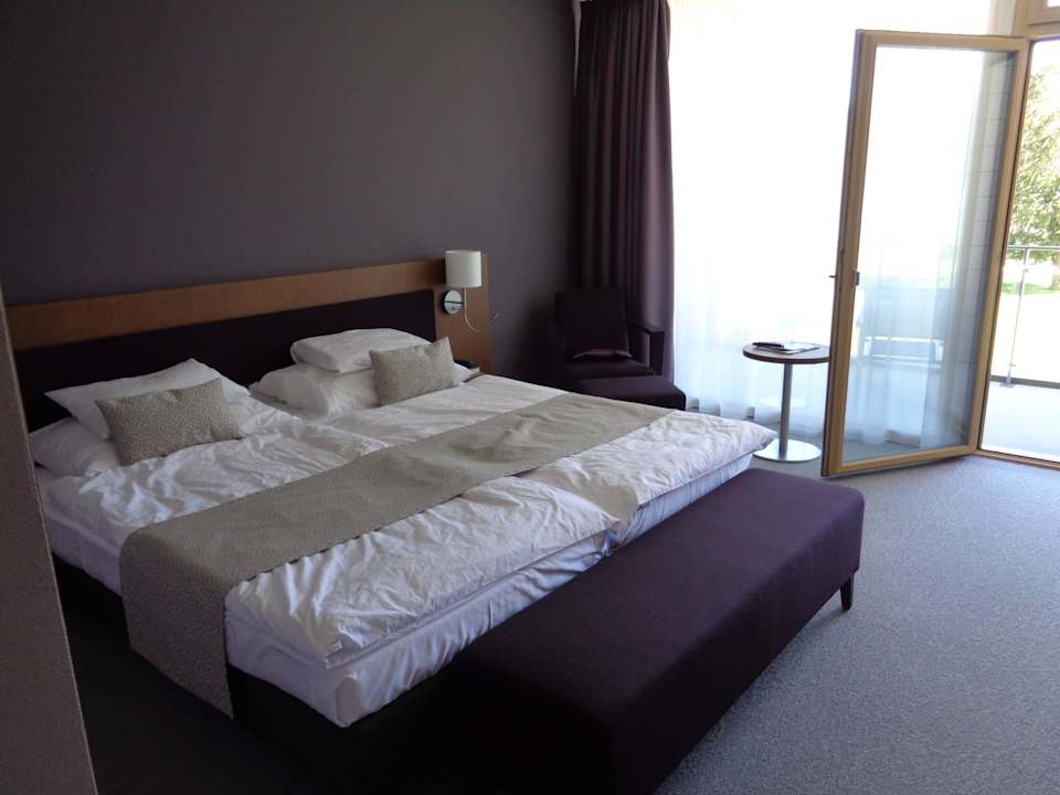 Grosses Doppelbett Deltapark Vitalresort