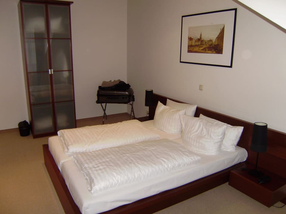 Schlafzimmer mit Kleiderschrank Aparthotel am Zwinger