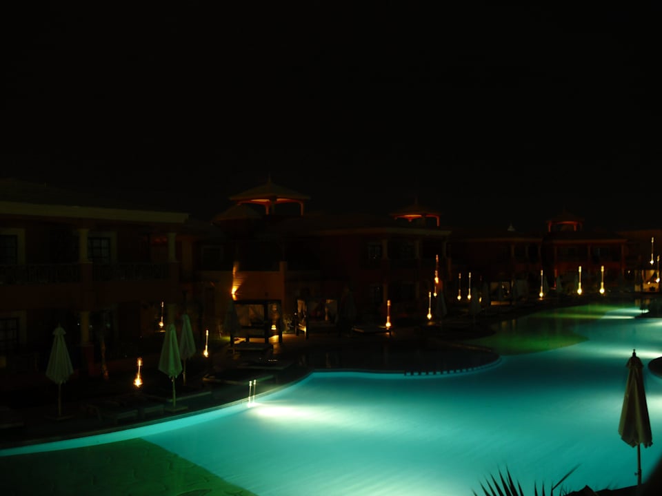 Poolanlage bei Nacht Pickalbatros Alf Leila Wa Leila Resort - Neverland Hurghada