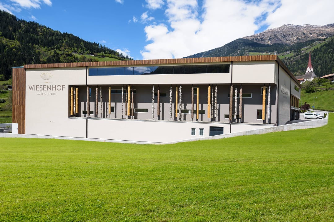 Hotelansicht vom Süden Hotel Wiesenhof Garden Resort