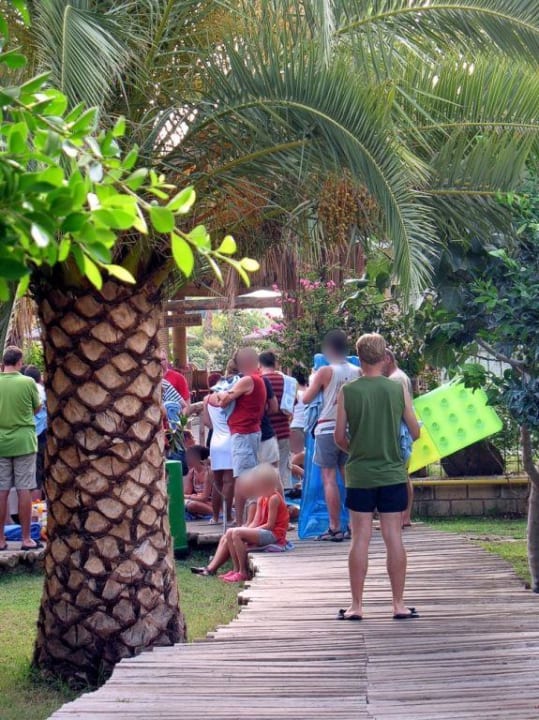 Warteschlange vor dem Amazon Water World Club Grand Side