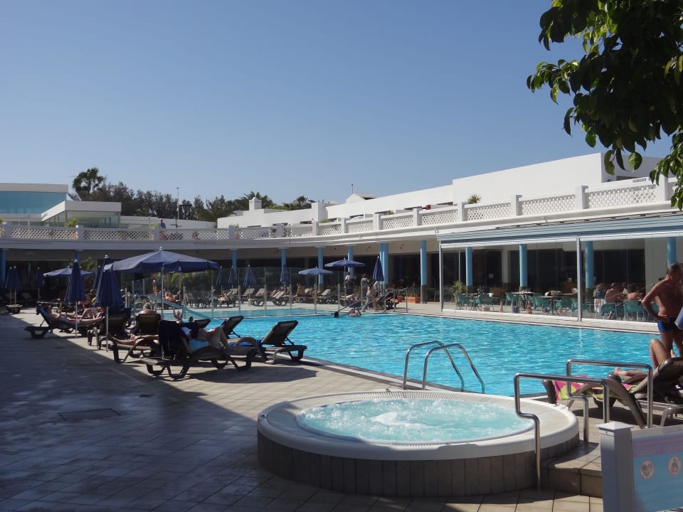 Im Hintergrund Restaurant und Bar Hotel Las Costas