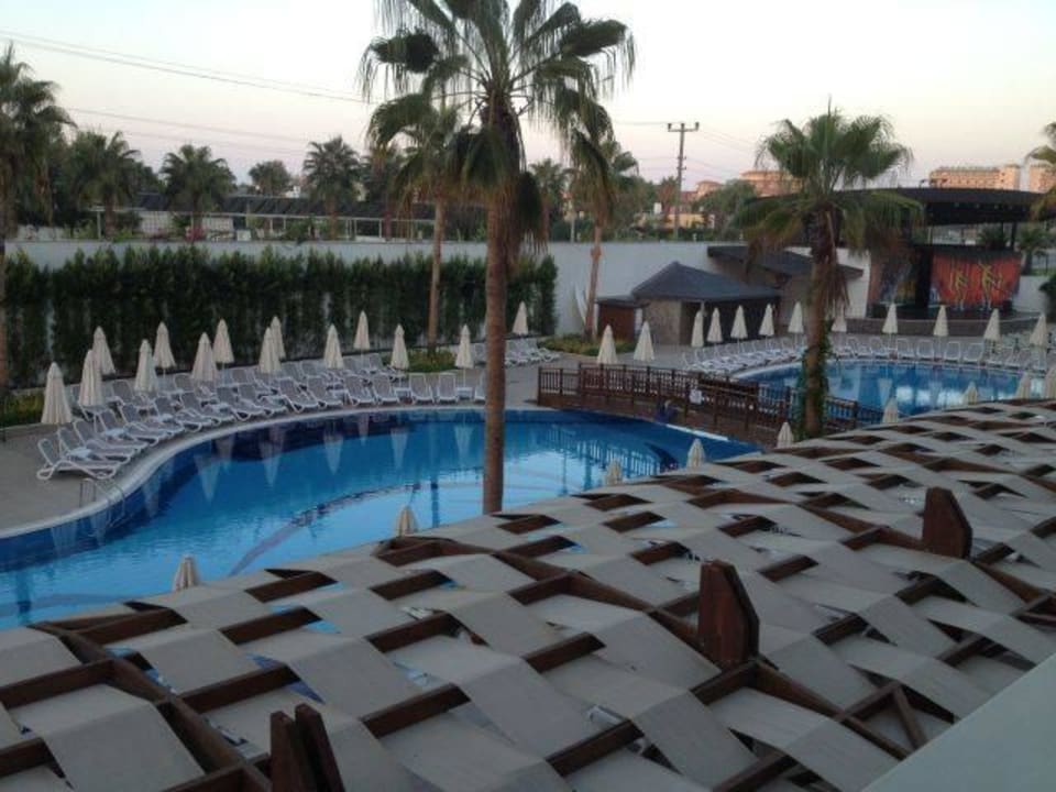 Saubere Poolanlage Mary Hotel Side