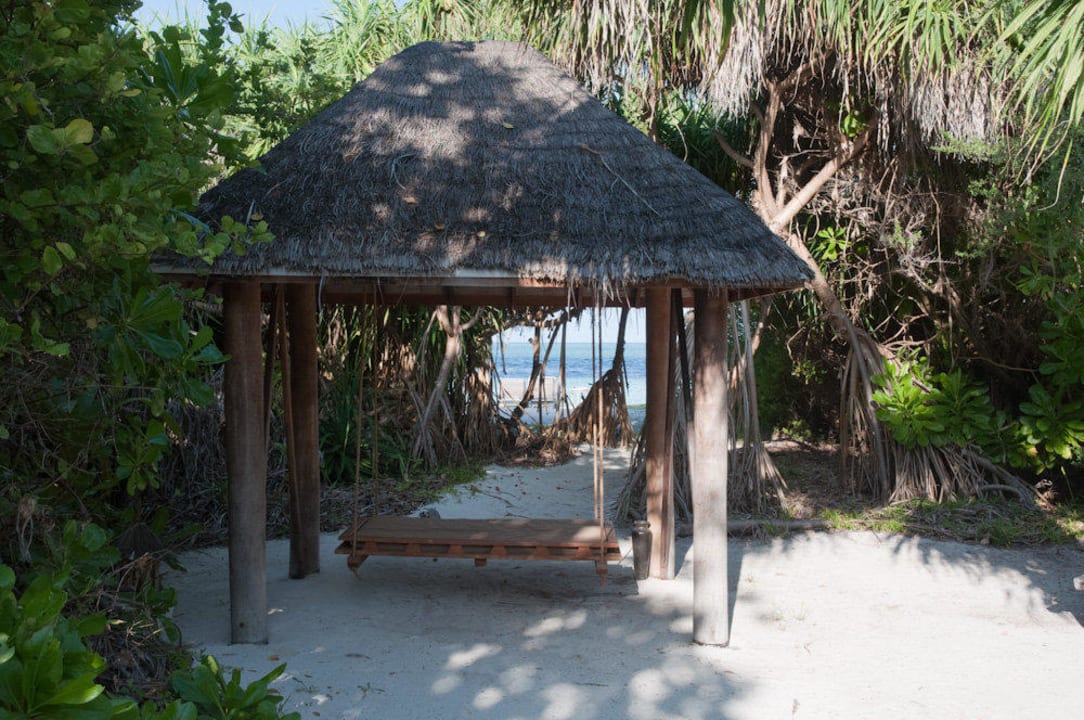 Blick auf Durchgang zum Strand Hideaway Beach Resort & Spa