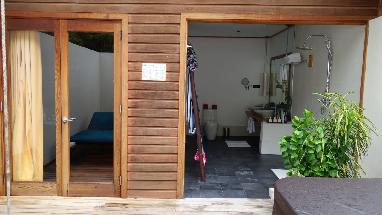 Offenes Bad von der Jacuzziterrasse Meeru Maldives Resort Island