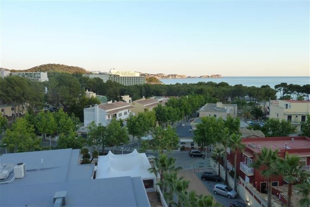 Blick vom Balkon zum Strand Mar Hotels Paguera & Spa