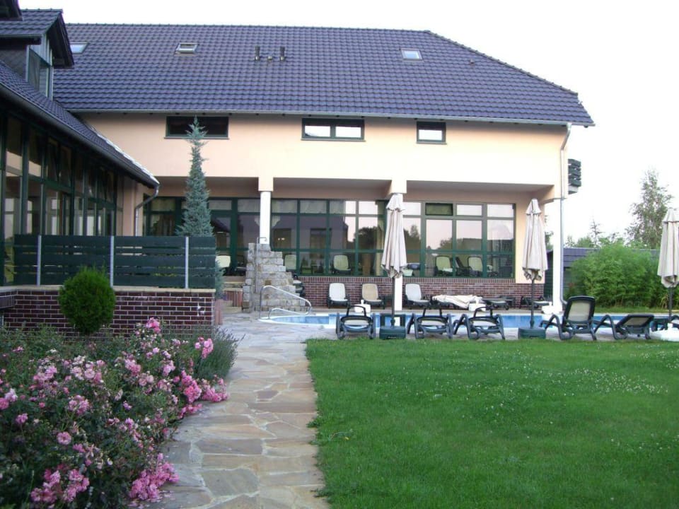 Angrenzender Wellnessbereich und Außenpool Christinenhof & Spa