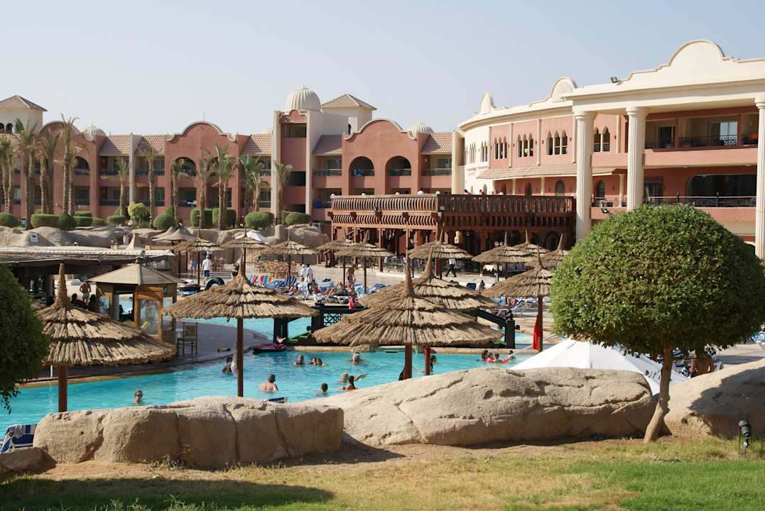 Budynek główny i bar basenowy. Tirana Aqua Park Resort