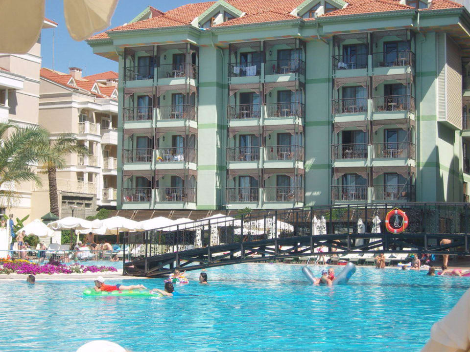 Pool mit Brücke, dahinter Green Residence Hotel Turan Prince