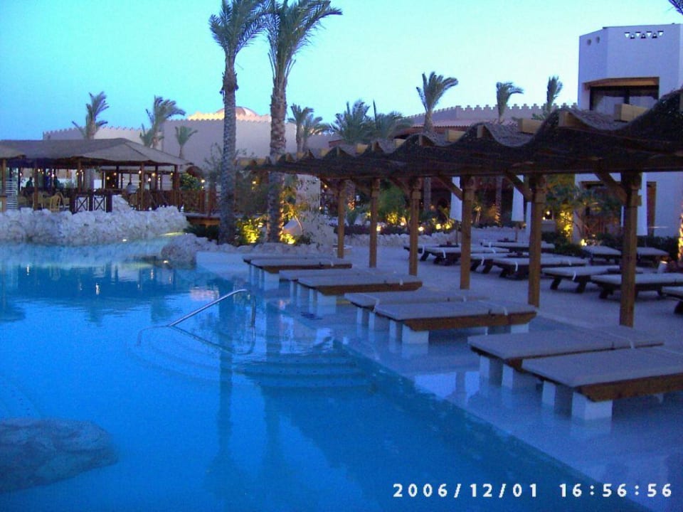 Pool /Liegen im Wasser Ghazala Gardens