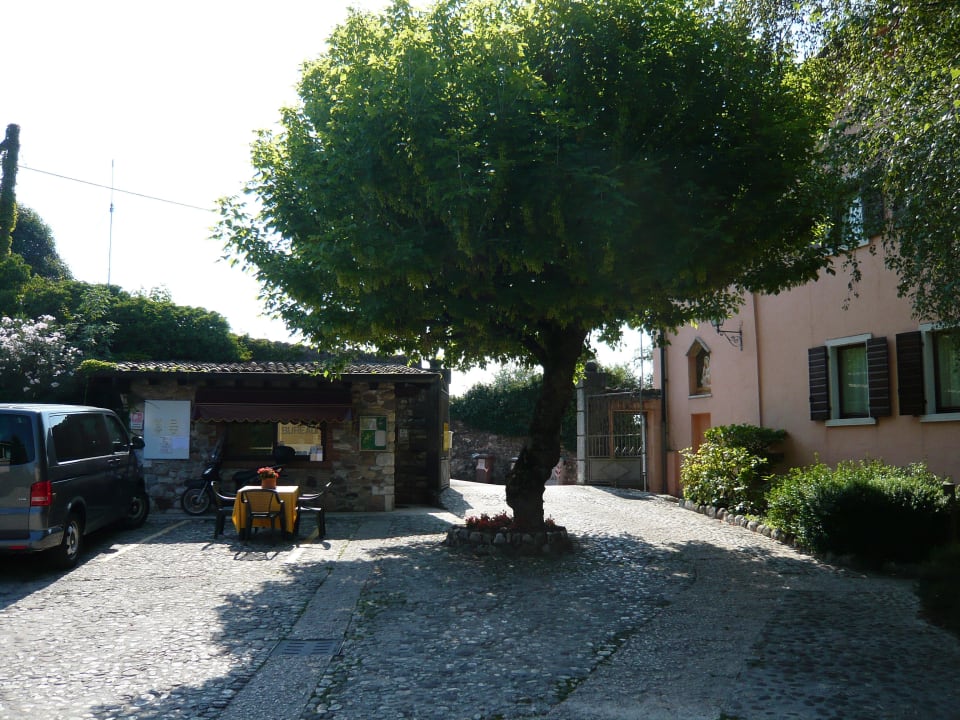 Hofeinfahrt - links "Rezeption" Ferienanlage La Filanda