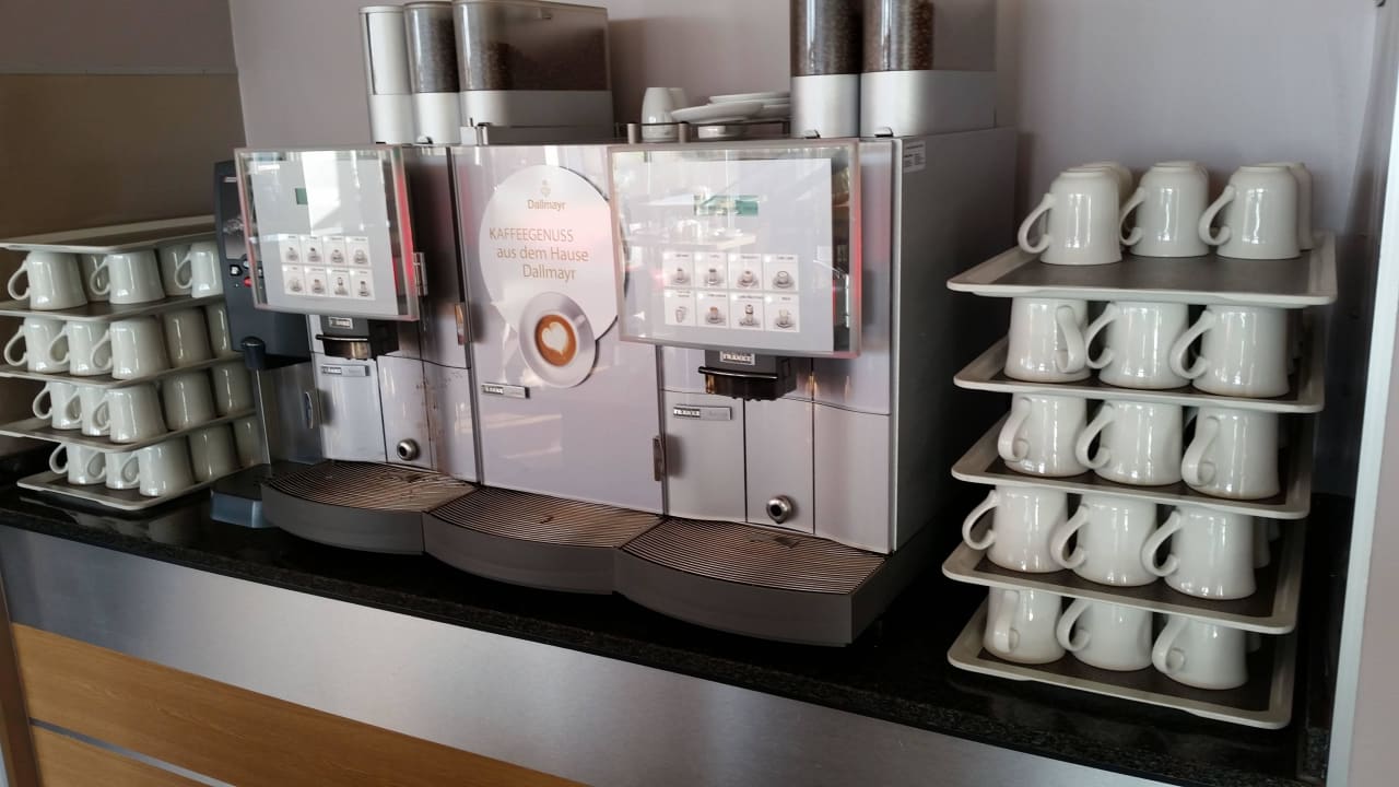 Selbstbedienungs Automat beim Frühstück Holiday Inn Express Frankfurt - Airport