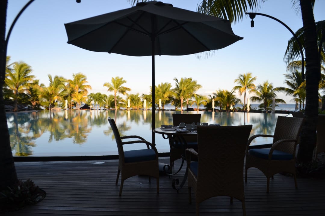 Vue depuis le restaurant au bord de la piscine Victoria Beachcomber Resort & Spa