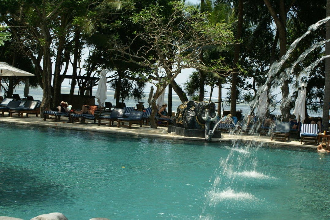 Hauptpool im Strandbereich Puri Santrian