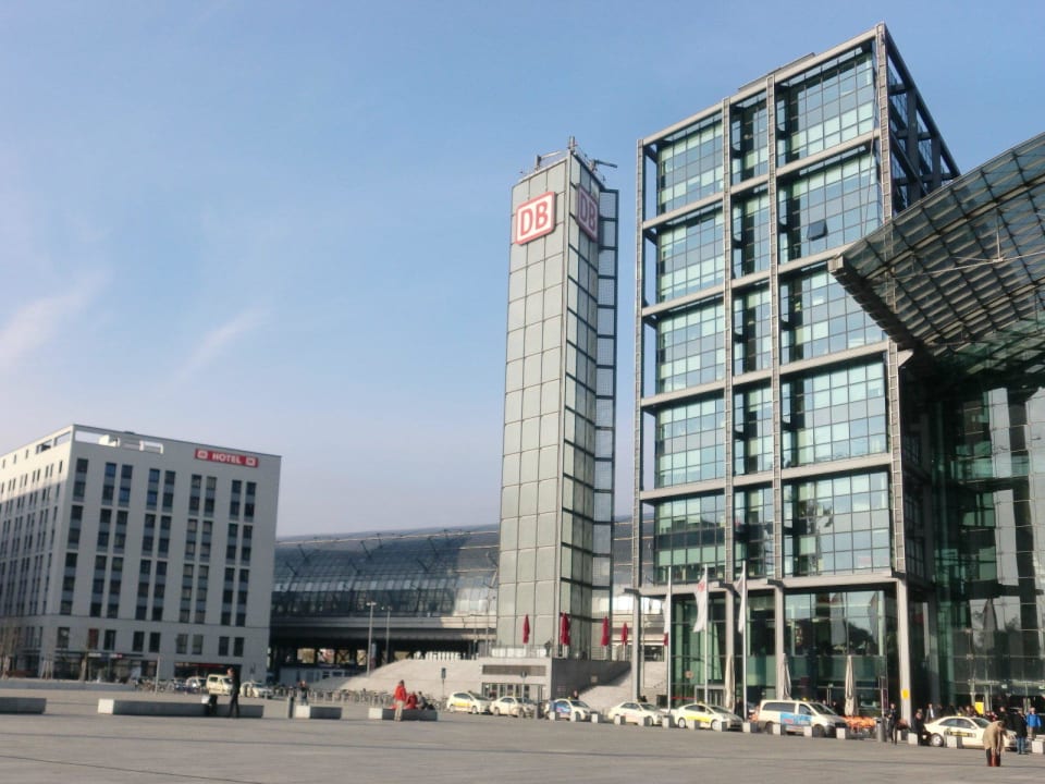 Berlin central station and the hotel MEININGER Hotel Berlin Hauptbahnhof