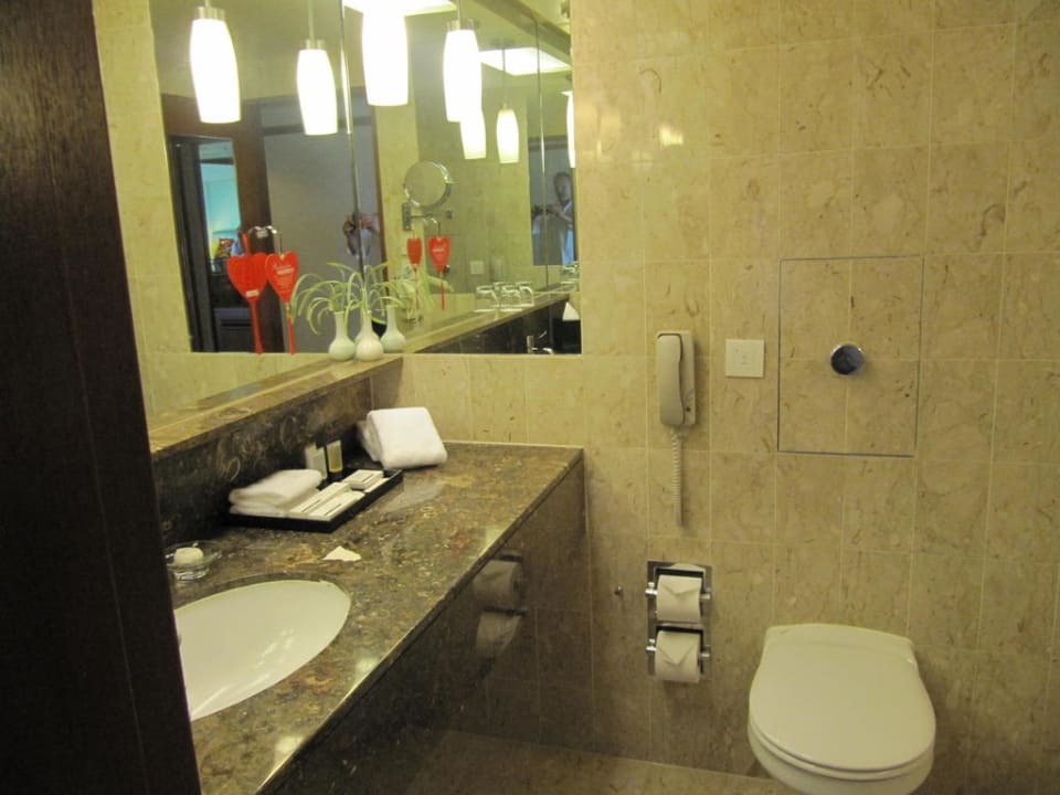 Bad mit Toilette Swissotel The Stamford Singapore