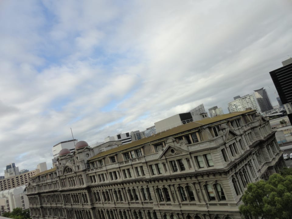 Auf gegenüberliegendes Hotel Quality Hotel Batman's Hill on Collins