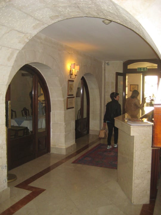 Rechts die Rezeption, links der Speisesaal Hotel Osborne