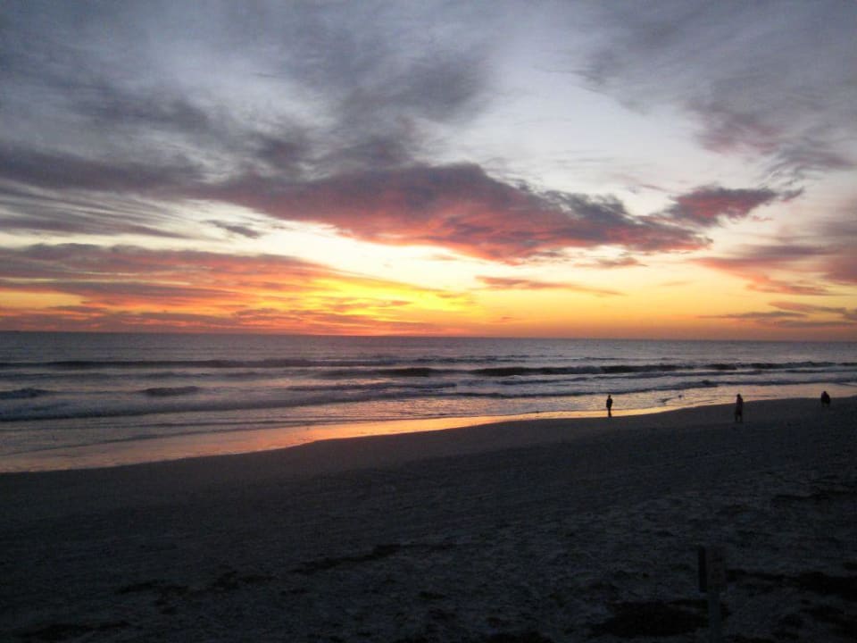 Sonnenuntergang am strand Hotel Roomba Inn & Suites