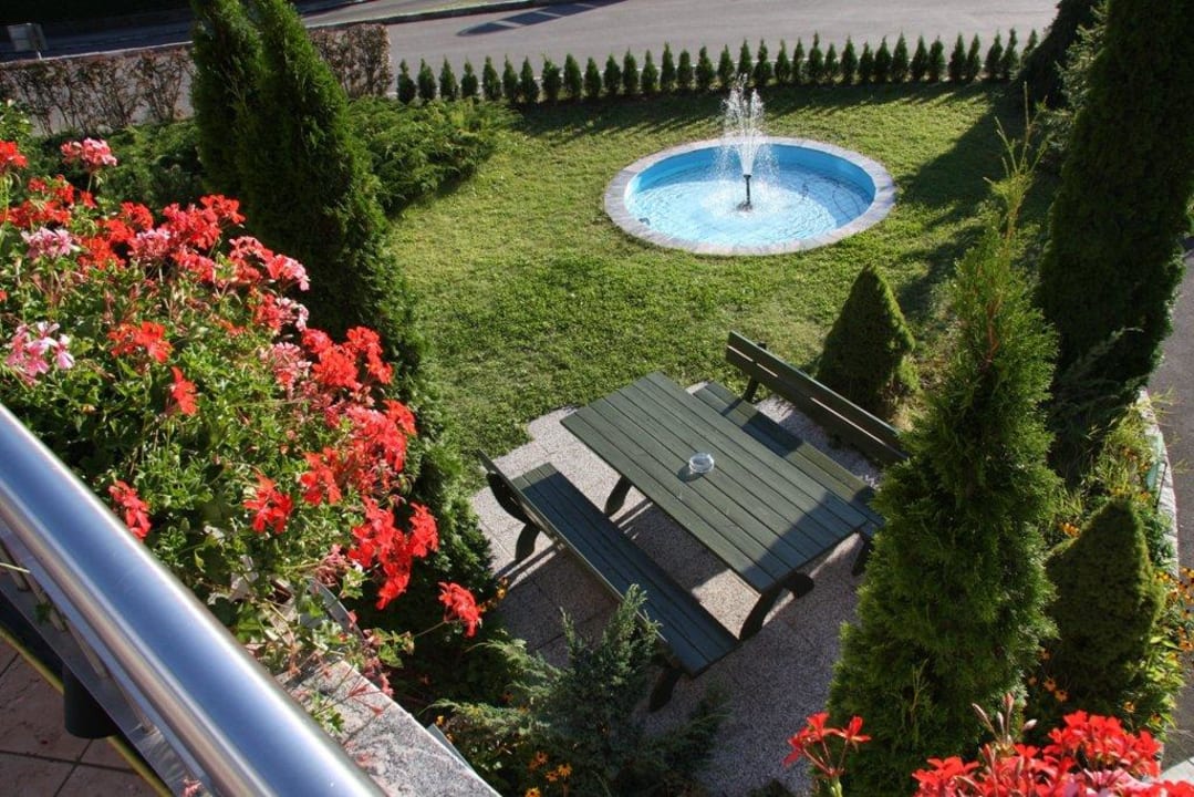 Park vor dem Hotel Waldschlössl Silent Appartements