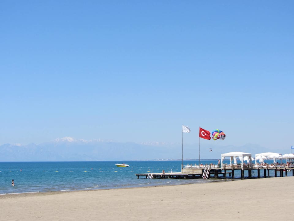 Hotelstrand mit einem der beiden Stege Voyage Belek Golf & Spa