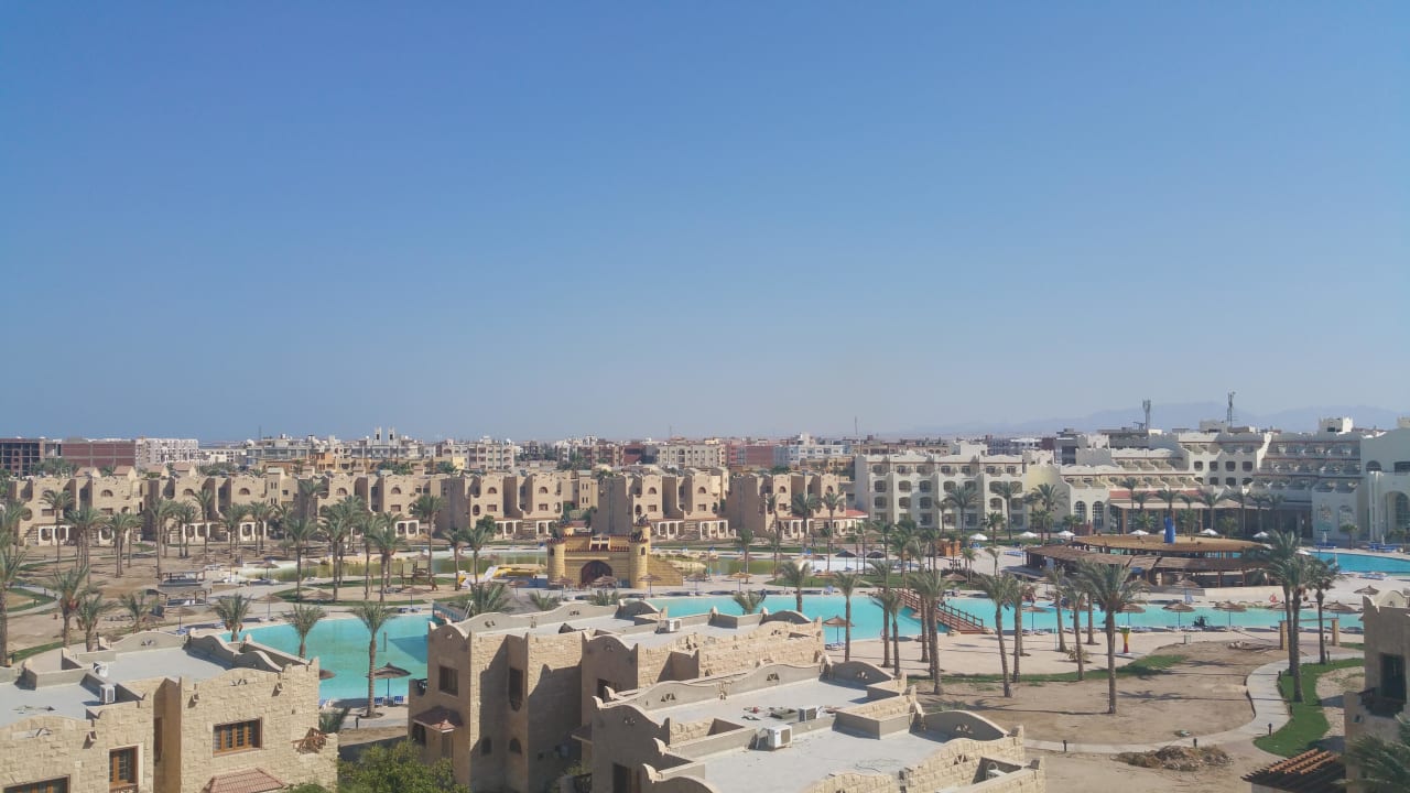 Ausblick vom Dachpool auf die Umgebung  Steigenberger Aqua Magic