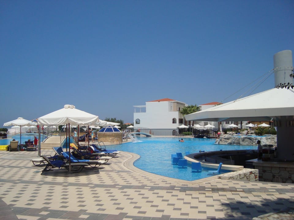 Pool & rechts Poolbar Atlantica Marmari Palace