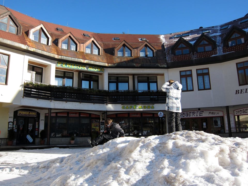Eingang von der Hauptstraße und Cafe Mona Pension Mona