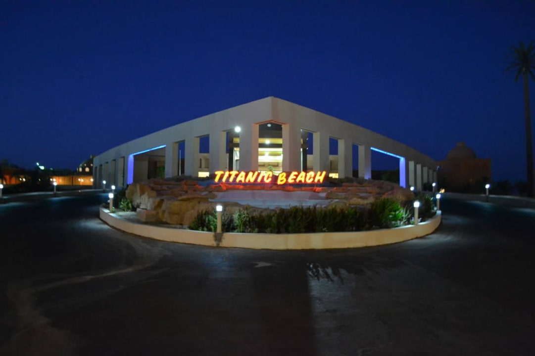 Einfahrt Titanic Beach Spa & Aqua Park