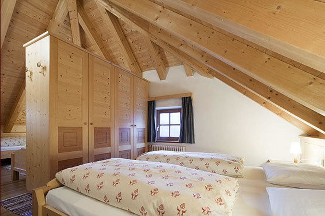 Zimmer in hellem Fichtenholz Gasthof Dasser
