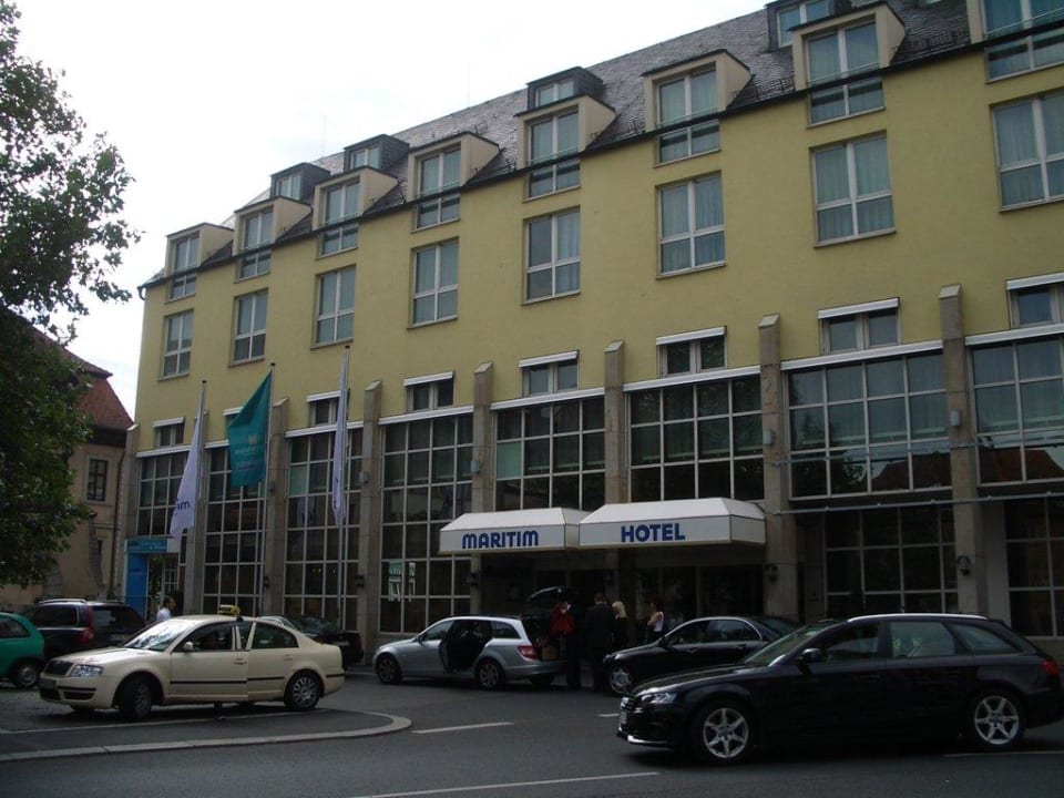 Außenansicht / Taxistand Maritim Hotel Würzburg