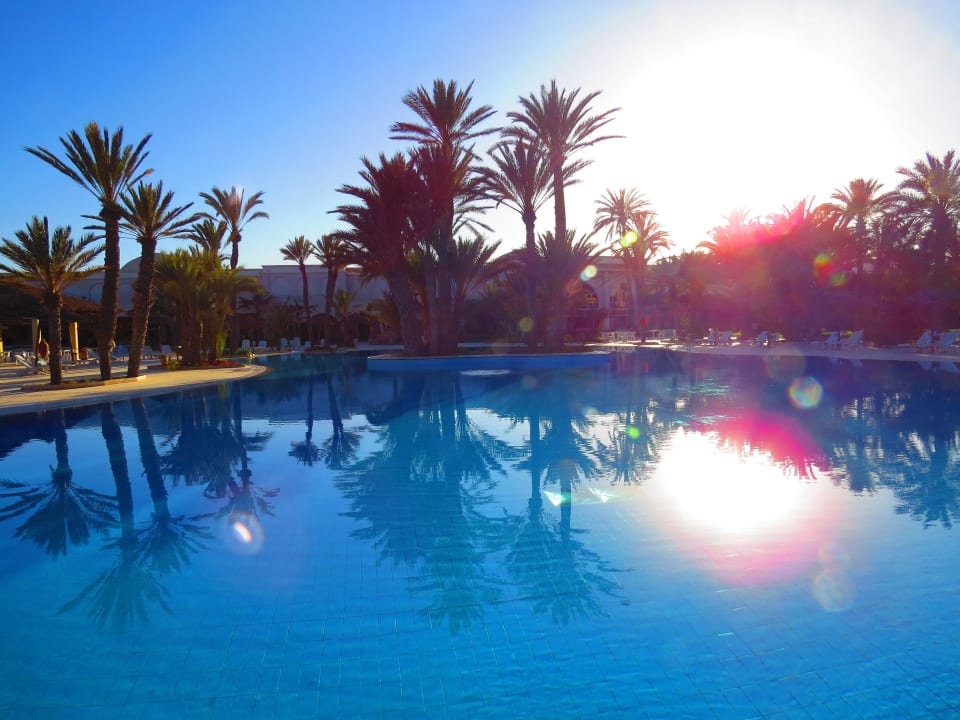 Sonnenuntergang am Hautpool Zita Beach Resort