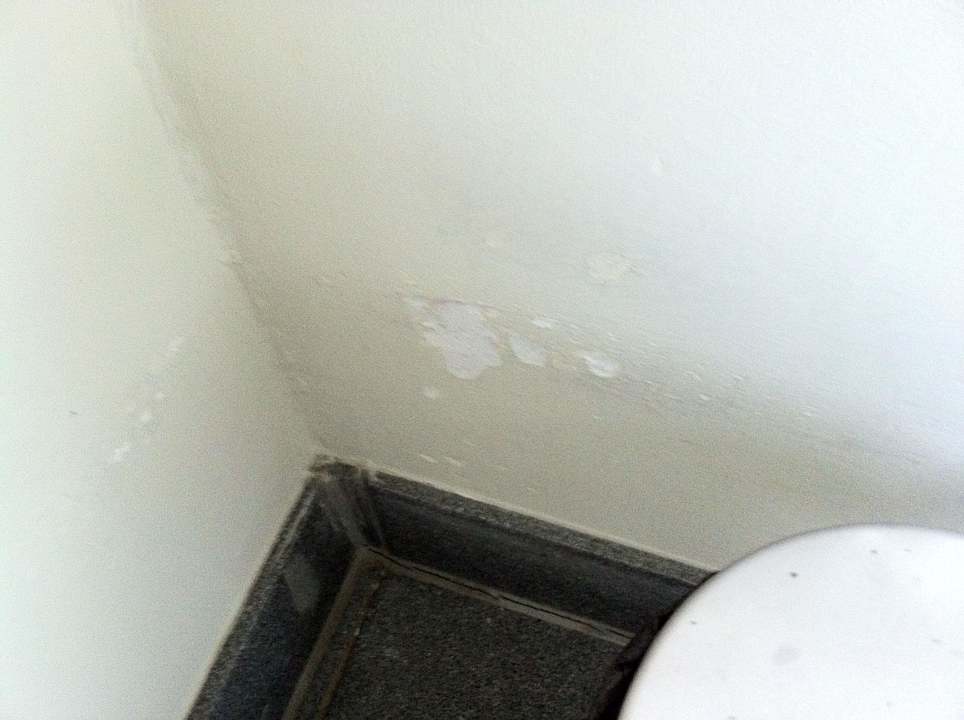 Abgewohnt: Flecken an den Wänden Hotel Vondel