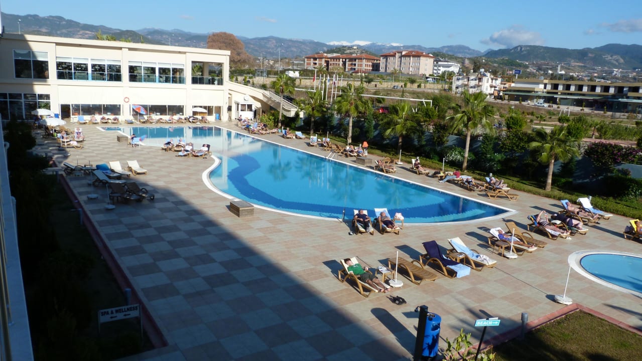 Im Winter am Pool Solivia Hotel