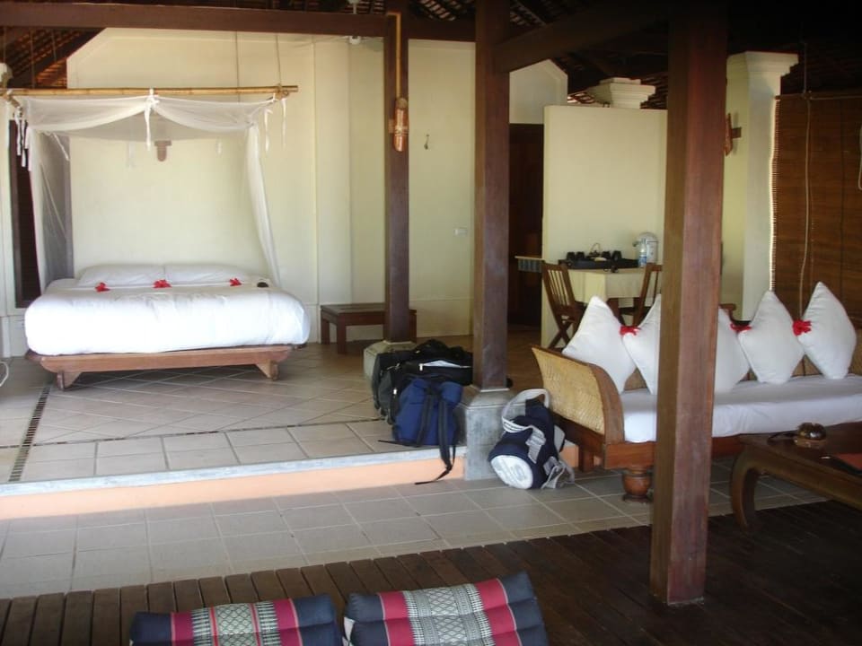 Blick vom Zimmerende auf Sofa und Tagesbett Hotel Koyao Island Resort