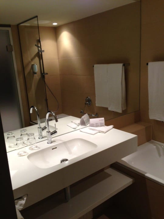 Freundliches Bad (mit Badewanne) DoubleTree by Hilton Vienna Schonbrunn