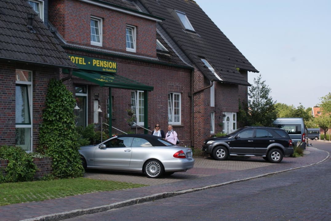 Eingang mit Parkmöglichkeiten Hotel-Pension Am Elisabethufer